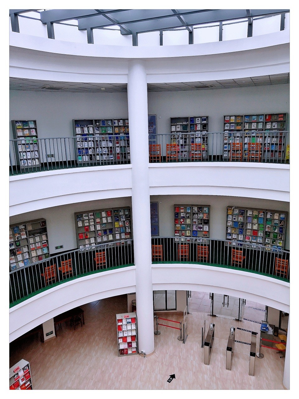 自由书架.jpg 自由书架.jpg