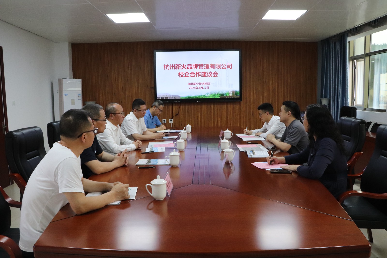 8040威尼斯与杭州新火品牌管理有限公司举行校企合作座谈会.JPG